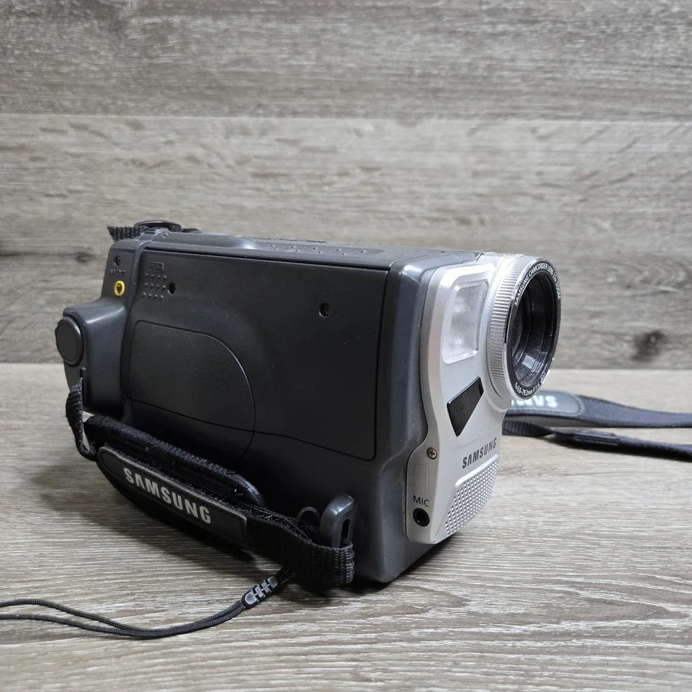 Samsung SCL906 NTSC Video Camera Camcorder (No battery or charger) As Is